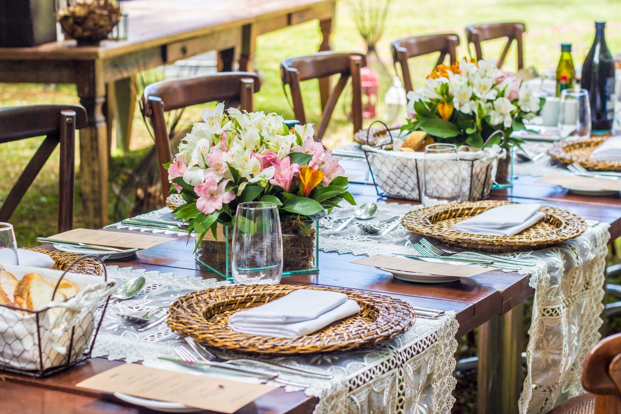 paastafel dekken, bloemen op tafel, inspiratie voor je paastafel, hoe dek ik mijn paastafel, pasen, paasdagen